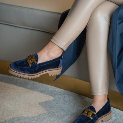 Sapatos loafer azuis em veludo com sola castanha e detalhe dourado