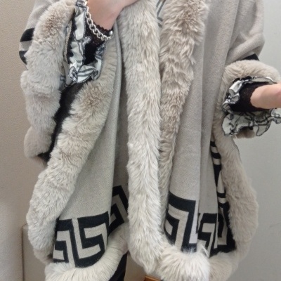 Capa bege com pêlo sintético e padrão geométrico preto