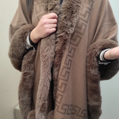 Capa castanha com pelo castanho, padrão geométrico e textura aveludada