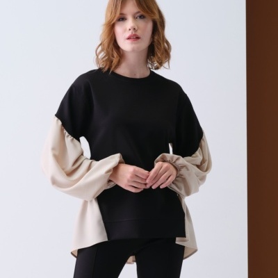 sweatshirt preta com mangas bufantes bege e leggings pretas