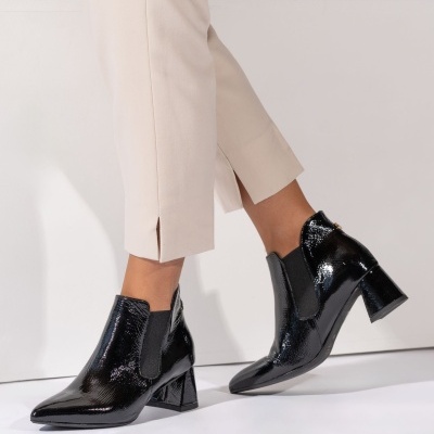 Botins pretos de salto médio com laterais elásticas