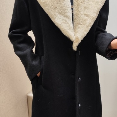 Casaco preto com gola peluda creme