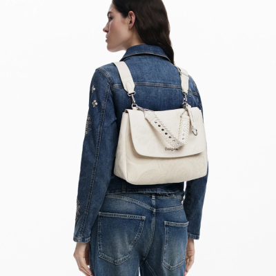 Mala branca com padrão decorativo e alça larga branca sobre casaco de ganga azul