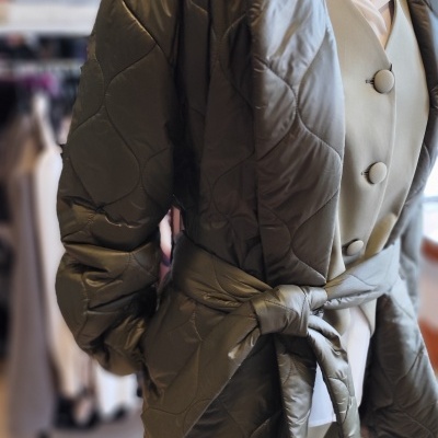 Casaco acolchoado verde-oliva com cinto e padrão geométrico