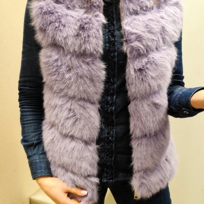 Colete de pêlo lilás sobre camisa jeans azul escuro