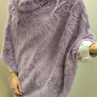Roupa exterior lilás de pelo sintético com gola larga e mangas largas