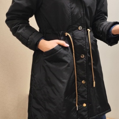 Casaco comprido preto com capuz com pelo castanho e detalhes dourados