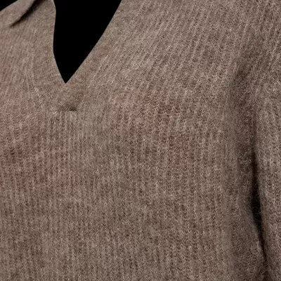Camisola castanha em malha com gola tipo polo e textura felpada