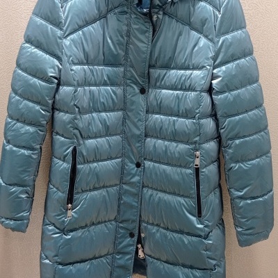 Casaco acolchoado verde-azulado com capuz pendurado