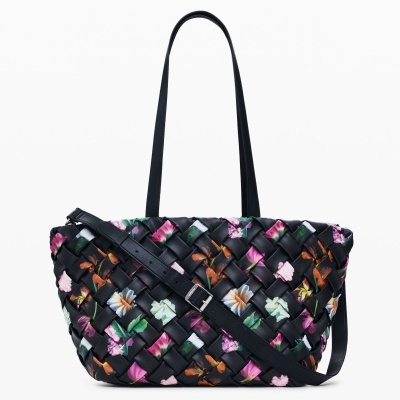 Mala tote trançada preta com estampado floral e alças finas ajustáveis