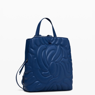 Mochila azul de couro com padrão em relevo