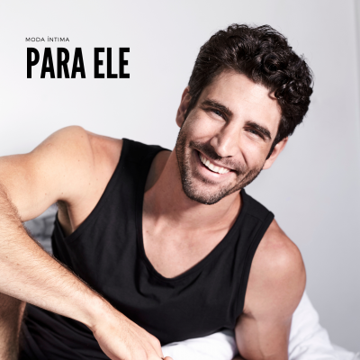 Homem com camiseta regata preta e texto Moda Íntima Para Ele