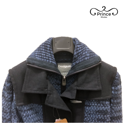Casaco azul e preto Desigual com gola alta e zíper em cabide preto
