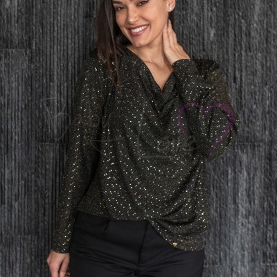 Blusa preta com pontos dourados e gola drapeada em fundo cinza