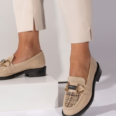 Sapatos mocassim bege com padrão texturado e fivela dourada e preta