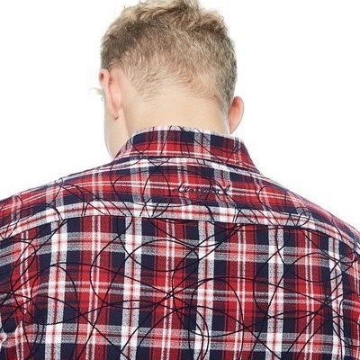 Camisa xadrez vermelho, branco e azul vista das costas