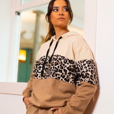 Conjunto de roupa de desporto bege com padrão de leopardo e cordões pretos