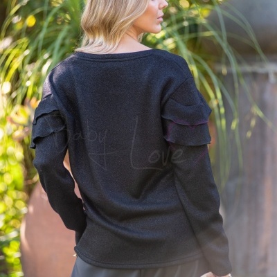 Camisola preta de malha com folhos nas mangas vista de costas