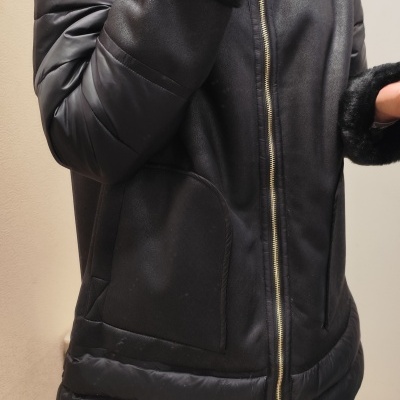 Casaco preto com gola e punhos de pele sintética