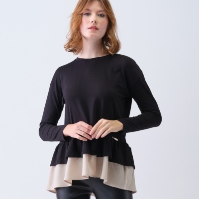 Blusa preta com camada inferior bege e leggings pretas de efeito couro