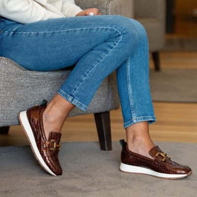 Sapatos mocassin em pele castanha com padrão crocodilo e fivela dourada