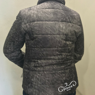 Casaco acolchoado cinzento com padrão irregular e logótipo Prince Modas
