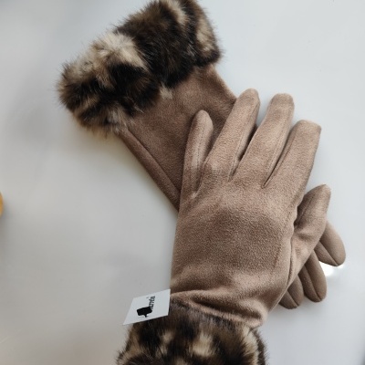 Luvas castanho claro com punhos de pelo castanho e bege em superfície branca.