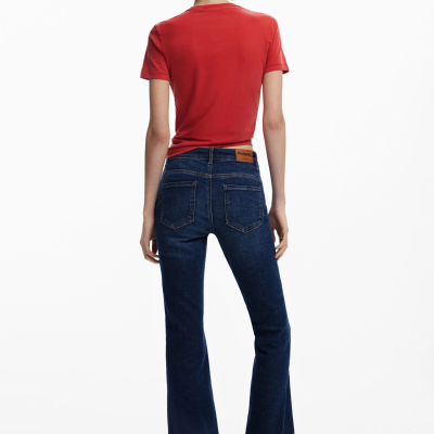 Pessoa de costas com t-shirt vermelha e calças de ganga azul escuro