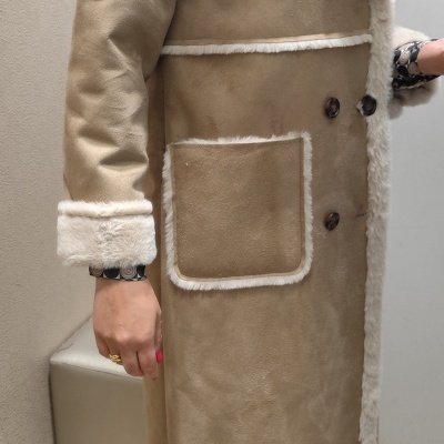 Casaco comprido castanho claro com pêlo branco e botões castanhos.