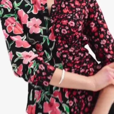 modelo com camisa floral rosa e preta e calças pretas