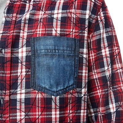 Camisola xadrez vermelha, branca e azul com bolso azul de denim