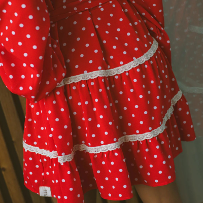 Vestido vermelho com bolinhas brancas e detalhes em renda