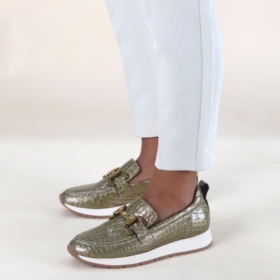 Sapatos mocassim verdes com padrão crocodilo e sola branca