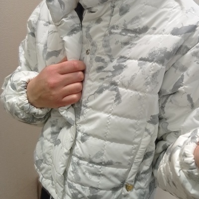 Casaco acolchoado feminino branco com padrão cinza e botões metálicos