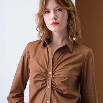 Camisa castanha feminina com botões brancos e franzido frontal