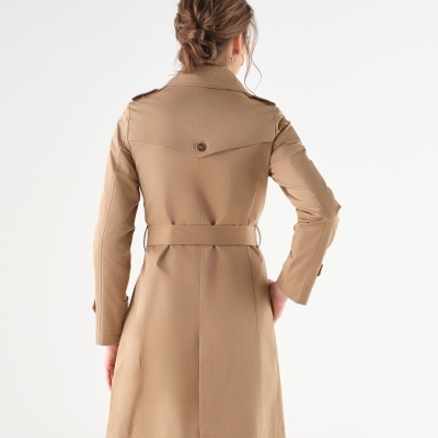 Casaco trench coat bege de senhora visto de costas