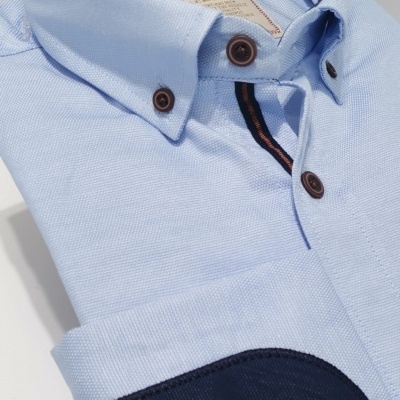 Camisa azul clara com botões e detalhes azul escuro