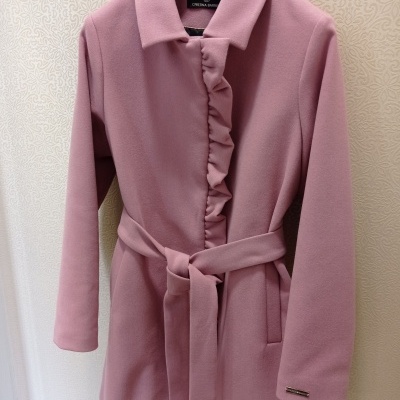 Casaco feminino rosa com cinto e detalhe franzido