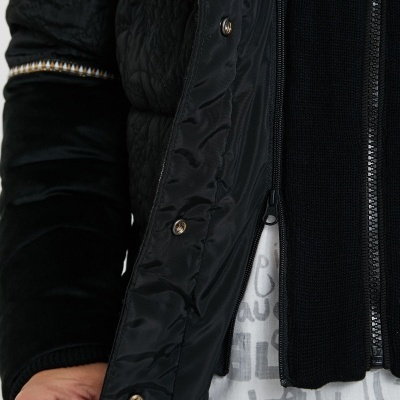 Casaco preto masculino com detalhes bordados e veludo nas mangas