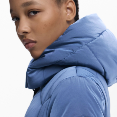 Casaco acolchoado azul claro com capuz e emblema em forma de coração preto na manga