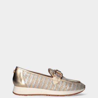 Mocassim dourado com padrão entrelaçado e sola branca