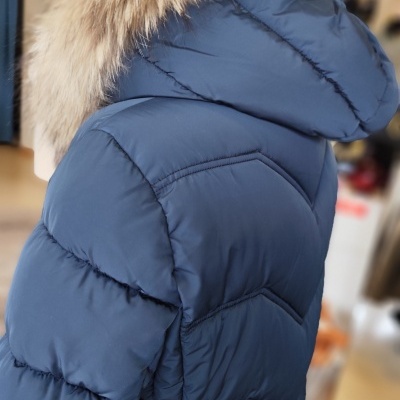 Casaco azul acolchoado com capuz e gola com pêlo