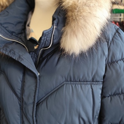 Casaco azul escuro acolchoado com capuz de pelo