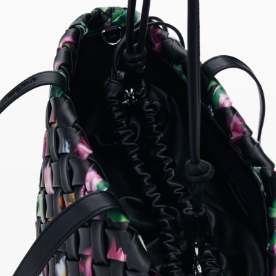 Mala entrelaçada preta com flores coloridas e alças pretas em couro