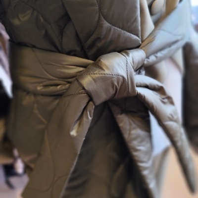 Casaco acolchoado castanho com cinto atado