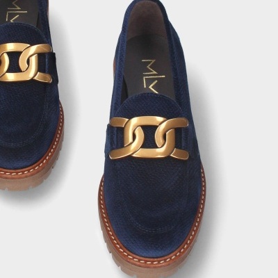 Sapatos mocassin de senhora em camurça azul escura com detalhe dourado
