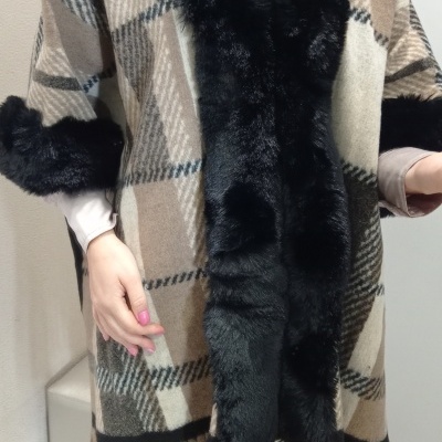 Poncho xadrez bege com pelos pretos e franjas