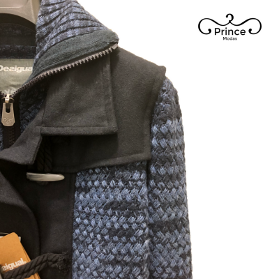 Casaco azul com padrão multinó e detalhes pretos