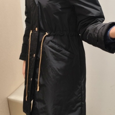 Casaco feminino preto com capuz de pêlo castanho e detalhes dourados