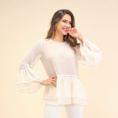 Blusa branca feminina com mangas babadas e calças brancas